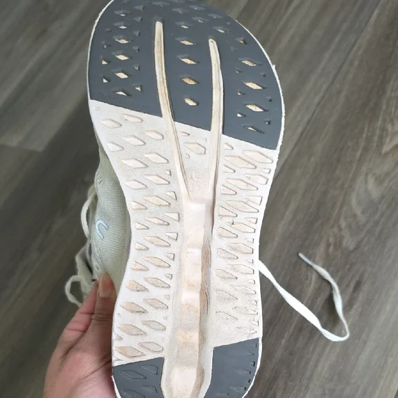 On Running Women's Sneakers in Off-White with Light Purple Accents - Picture 9 of 9